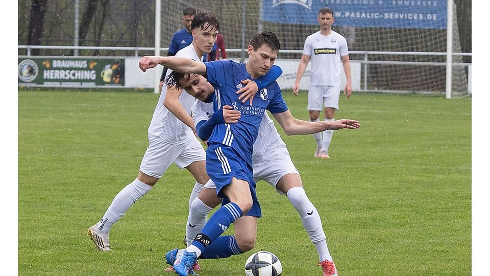 Für die endgültige Entscheidung zugunsten des SV Inning sorgte Sascha Räbiger (vorne) mit seinem 3:0; der Herrschinger Alessandro Calandrino konnte ihn nicht halten.