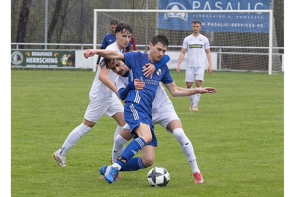 Für die endgültige Entscheidung zugunsten des SV Inning sorgte Sascha Räbiger (vorne) mit seinem 3:0; der Herrschinger Alessandro Calandrino konnte ihn nicht halten.