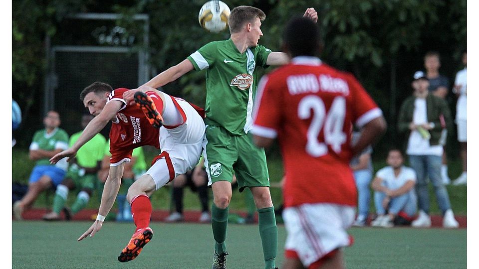 Mit vollem Einsatz:RWO-Angreifer Alexander Kinsvater (links) gibt im Zweikampf mit dem Marienborner Mateo Trapp alles.	Foto: hbz/Henkel