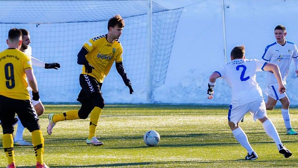 Martin Holek (mi.) und die Hofer Bayern haben am vergangenen Samstag bereits das erste Testspiel gegen den FC Carl Zeiss Jena II absolviert (Endstand 1:1). F: Wiedel