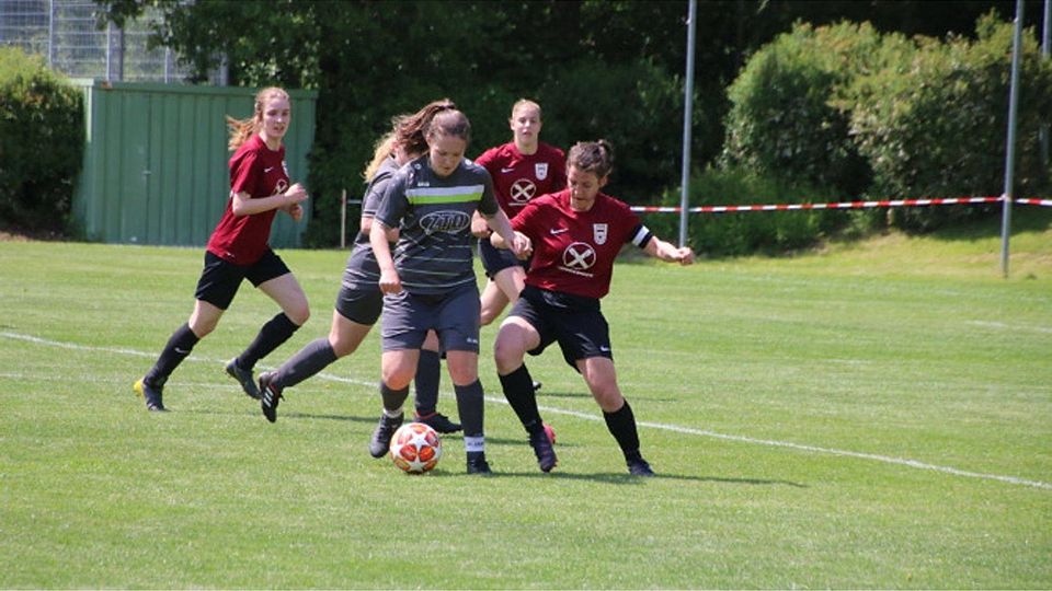 Die Kapitänin der Spvgg Gammesfeld, Lina Beck (rechts), will sich den Ball erkämpfen.  Foto: Joachim Mayershofer