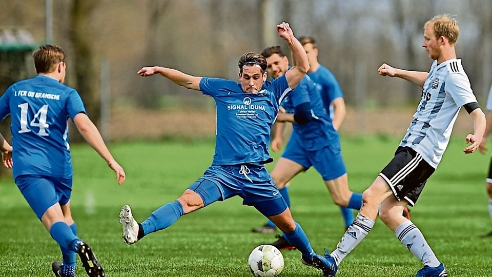 Die Spieler der FCR-Reserve (in Blau) warfen sich in Schlichthorst rein und gewannen mit 3:2.