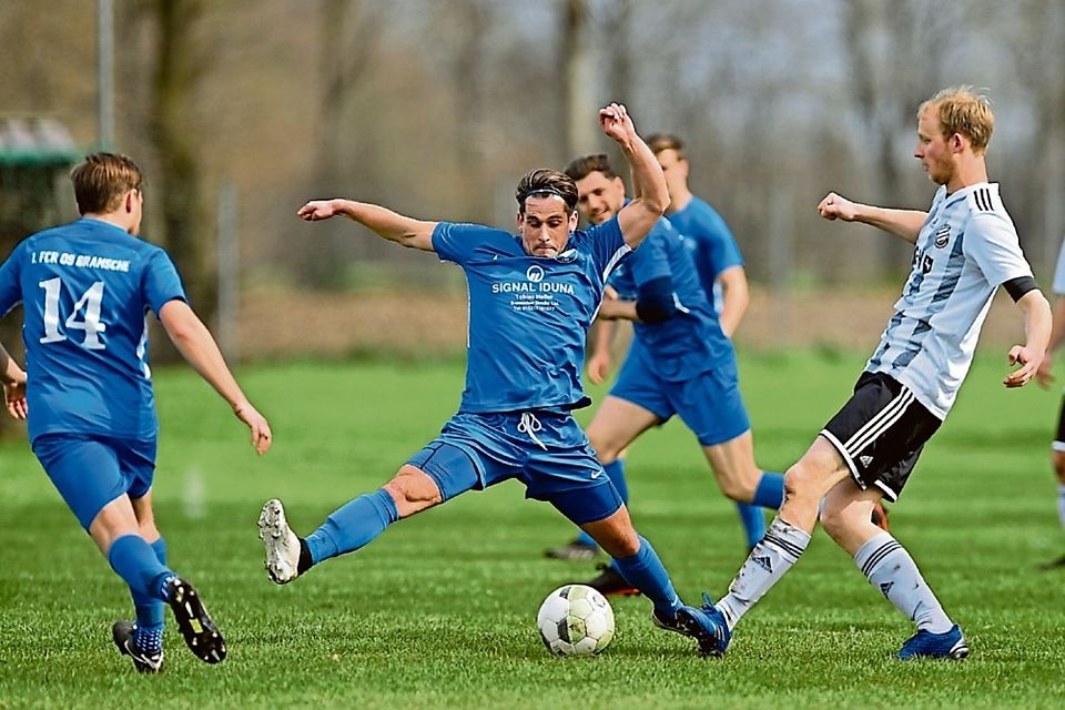 Die Spieler der FCR-Reserve (in Blau) warfen sich in Schlichthorst rein und gewannen mit 3:2.