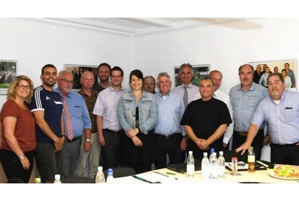 Jürgen Aust (5. v. rechts) war einst viele Jahre in der Bundesliga und auch international als Spielleiter unterwegs, besuchte den Vorstand des Fußballkreises Berg. Foto: Plum