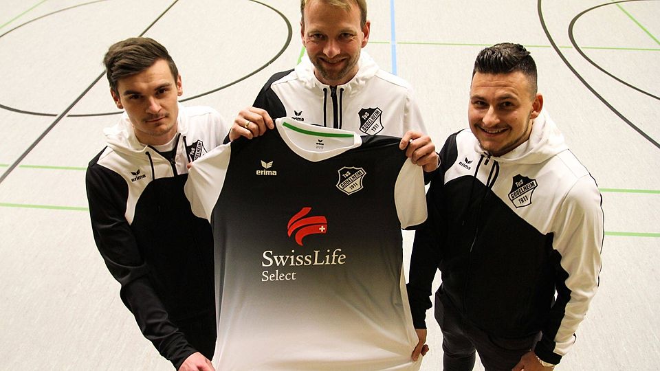 TuS-Trainer Thorsten Lammert (Mitte) freut sich über die Transfer von Michel Nowinski (links) und Patrick Grziwotz.