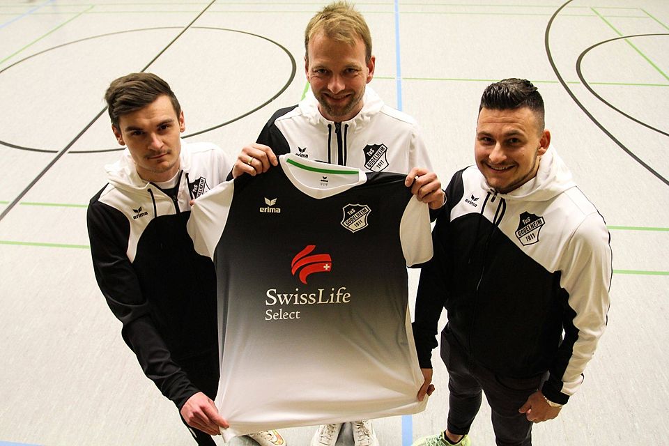 TuS-Trainer Thorsten Lammert (Mitte) freut sich über die Transfer von Michel Nowinski (links) und Patrick Grziwotz.