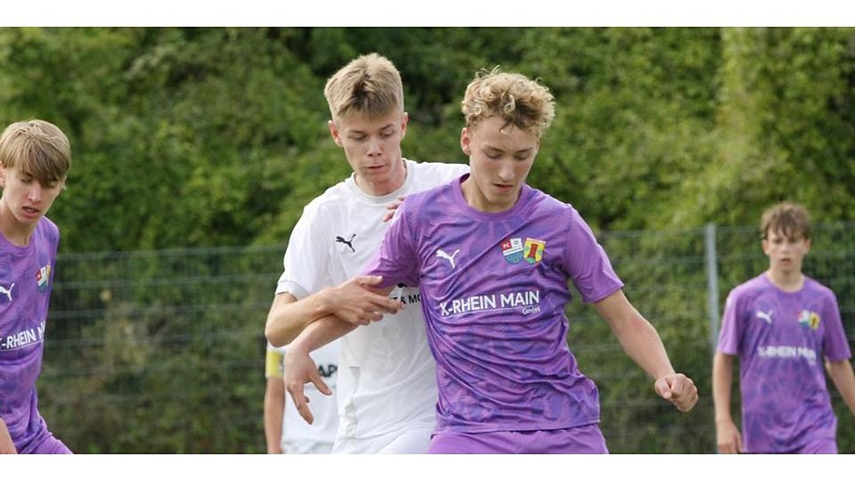 Kampf um den Ball: Tim Sellner (l.) vom FC Burgsolms nimmt es mit Luca Benedikt Straßheim von der JSG Schöffengrund/Cleeberg auf. © Steffen Bär