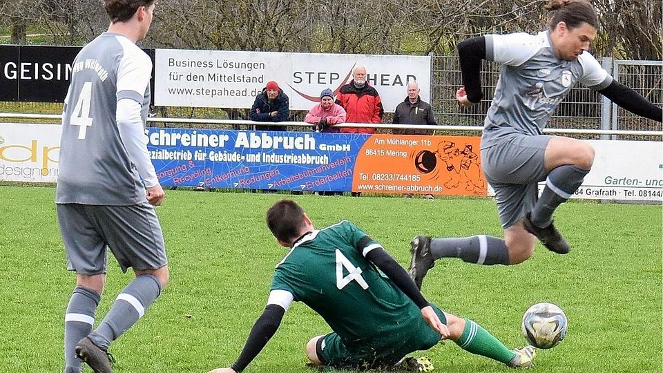 Die SpVgg Wildenroth (graue Trikots) im Spiel gegen den FC Landsberied (in Grün).