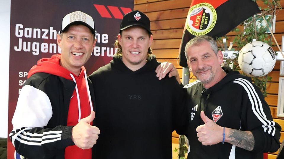 David Pfeiffer (m.) bleibt dem VfB über die Saison hinaus erhalten. Den Sportlichen Leiter Oliver Späth (r.) und Koordinator Steffen Häffner freut´s.