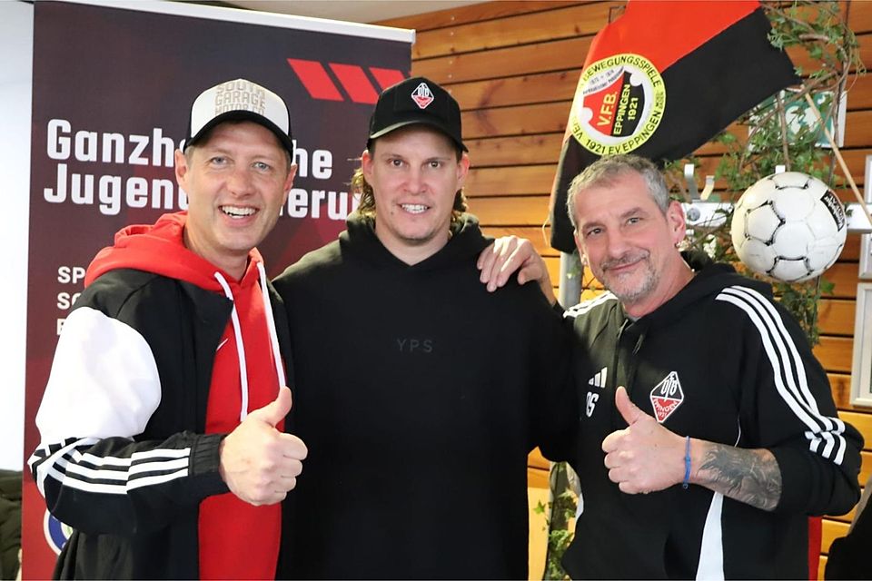 David Pfeiffer (m.) bleibt dem VfB über die Saison hinaus erhalten. Den Sportlichen Leiter Oliver Späth (r.) und Koordinator Steffen Häffner freut´s.