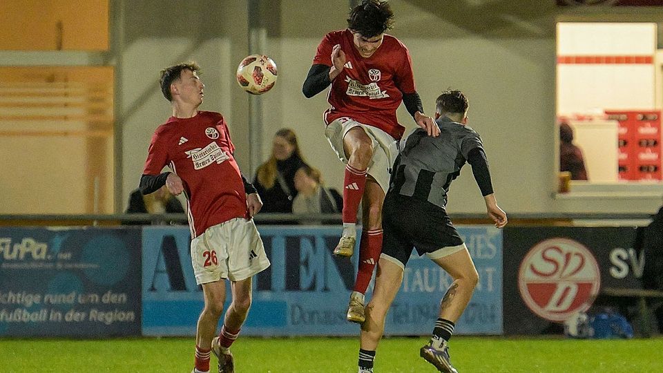 Der SV Donaustauf (in rot) hat den Einzug ins Pokal-Halbfinale geschafft.