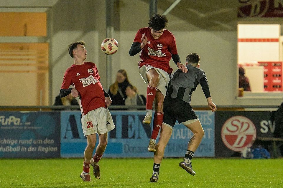 Der SV Donaustauf (in rot) hat den Einzug ins Pokal-Halbfinale geschafft.