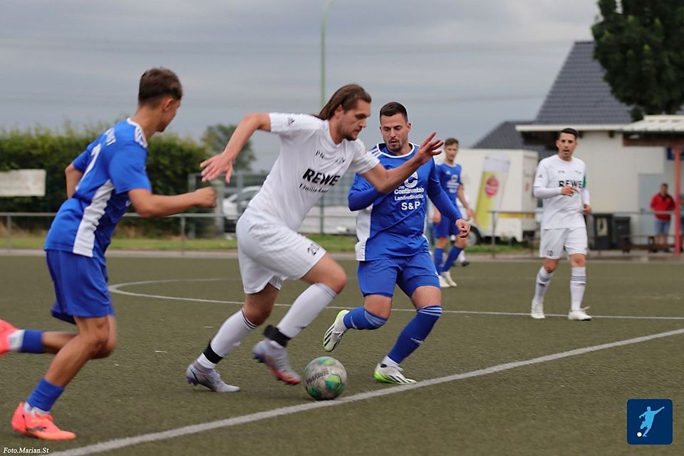 Düren 77 auf dem Vormarsch. 