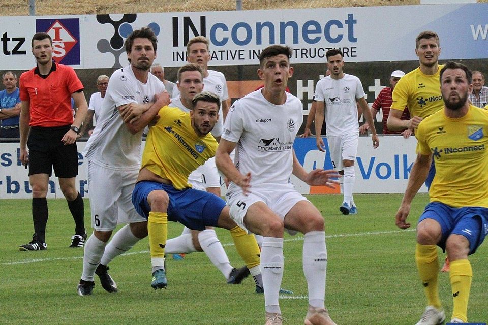 Der TSV Schwabmünchen (in weiß) möchte dem FC Pipinsried gerne ein Bein stellen 