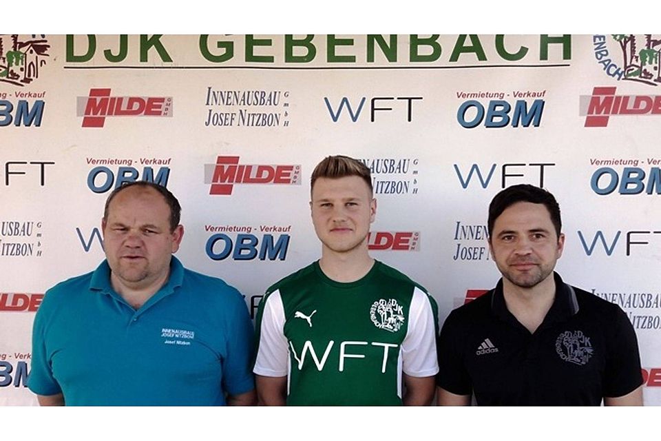 Neuzugang Konstantin Keilholz (Mitte) mit Trainer Faruk Maloku und Teammanager Josef Nitzbon  Foto: ako