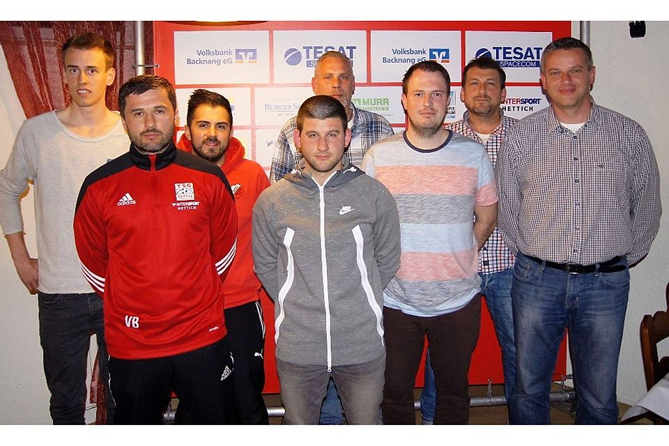 Die künftigen Trainer des TSG-Nachwuchses mit Jugendleiter Janos Kovac (rechts).