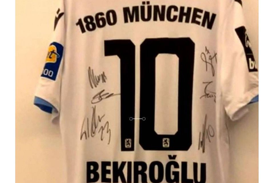 Das Abschiedsgeschenk: Efkan Bekiroglu hat sich beim TSV 1860 immer die Zehn von Timo Gebhart gewünscht.