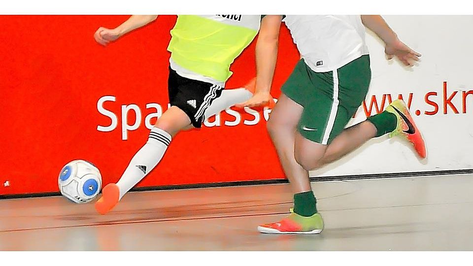 Das nächste Aßlarer Hallenfußballturnier hat einen Sieger gefunden. Bei den A- bis C-Ligisten sichert sich der SV Herborn Platz eins. Das nächste Aßlarer Hallenfußballturnier hat einen Sieger gefunden. Bei den A- bis C-Ligisten sichert sich der SV Herborn Platz eins. © Jens-Peter Kauer