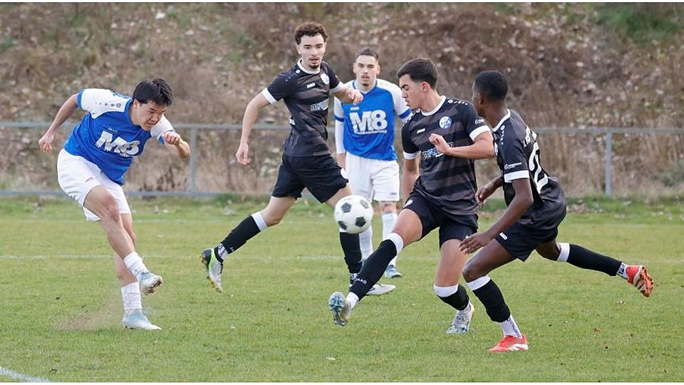 Abgezogen: Die SG Langstadt/Babenhausen (links Sioh Lim) gewann das Kellerduell der Fußball-Verbandsliga beim FCA Darmstadt (Mitte Gustavo De Aguiar Lima, daneben Daniel Aroyo Rocha) deutlich mit 4:0.	Foto: Peter Henrich