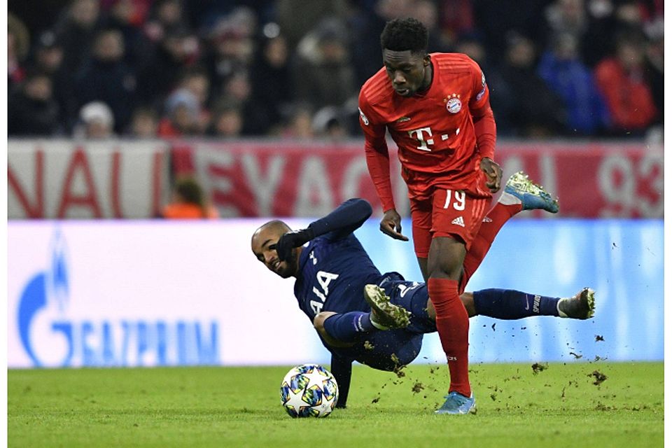 Davies behielt auch in diesem Duell gegen Rodrigues Lucas Moura die Oberhand. imago images/Michael Weber / Michael Weber IMAGEPOWER via www.imago-images.de