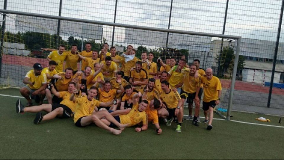 Spontane Feiern sind doch die Schönsten: Der FSV Oppenheim II traf sich zur Meisterparty, nachdem der Titelgewinn feststand.	Foto: FSV Oppenheim