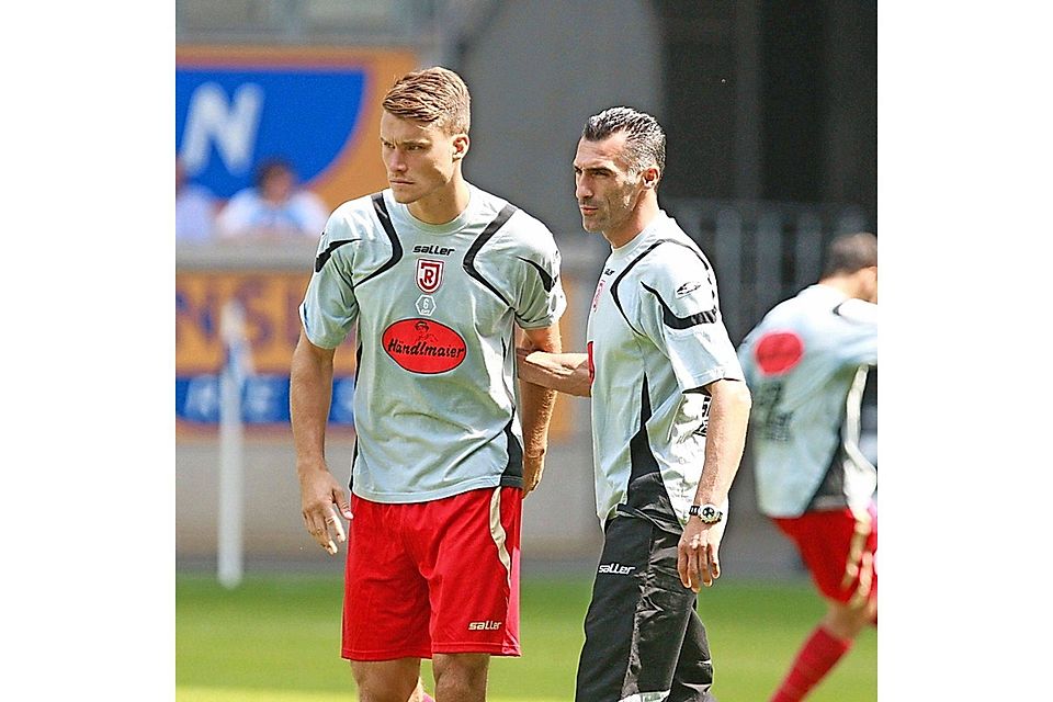 Thomas Kurz (links) wird Jahn-Trainer Thomas Stratos lange fehlen.  Foto: Eibner