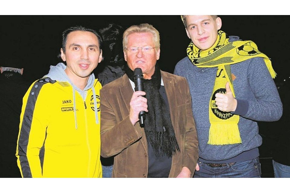 Michael Trippel  vom 1. FC Köln mit Hakan Ekmen (links) und Moritz Nelles von Eintracht Hohkeppel. Foto: Randow