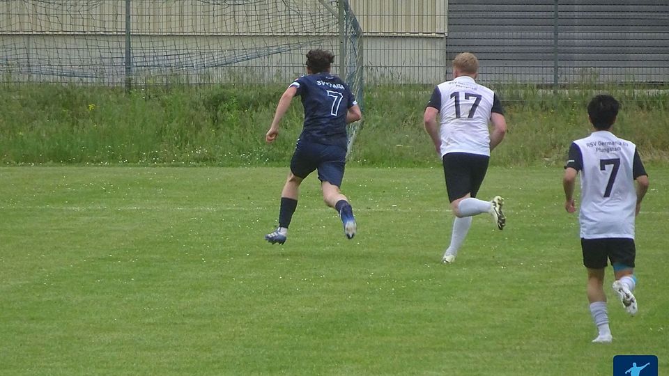 Im Duell gegen Germania Pfungstadt setzt sich die Reserve des SV Traisa durch und bejubelt den geschafften Klassenerhalt