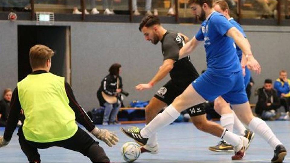 Abgegrätscht: Gegen den haushohen Favoriten Atlas Delmenhorst hielten die Spieler des TV Dötlingen (blaue Trikots) lange dagegen – mussten sich am Ende aber dennoch mit einem enttäuschenden 0:4 begnügen. Volkhard Patten