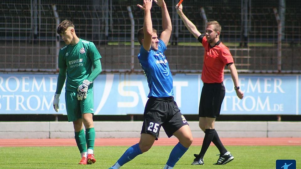 Szene mit Symbolcharakter: Der SV Wehen Wiesbaden verlor das Hinspiel zur Bundesliga-Relegation mit 0:1 bei Eintracht Trier.