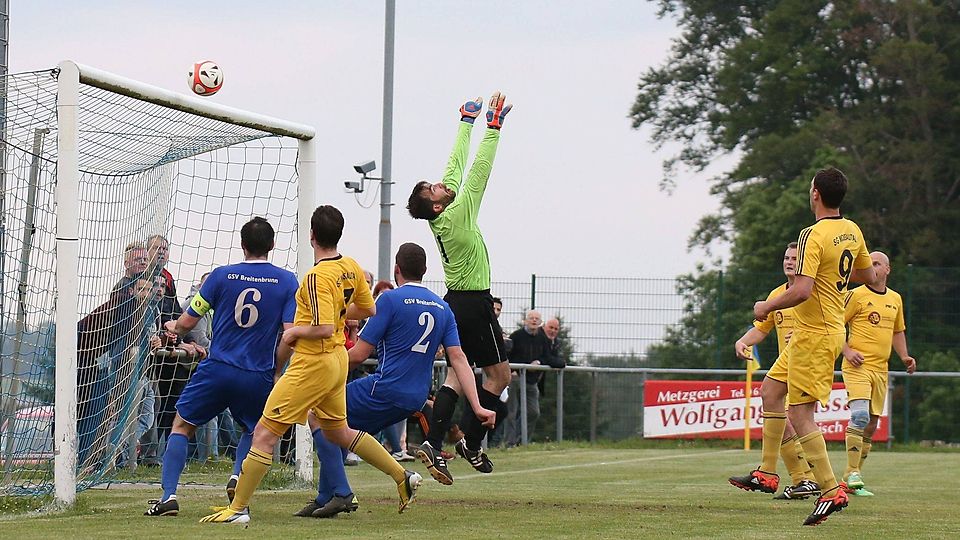 Mossautals Torwart Robert Muth lenkt den Ball noch an die Latte. Im Spitzenspiel bei der GSV Breitenbrunn musste er dennoch viermal hinter sich greifen. Foto: Joaquim Ferreira