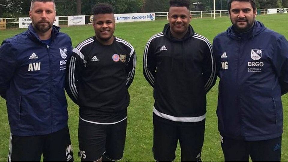 Eintrachts Co-Trainer Andree Wölm (links) mit Victor Santos De Olivera und Vinicius Santos De Olivera sowie Trainer Mentor Grapci (rechts). Foto Aktas/Facebook Eintracht Cuxhaven