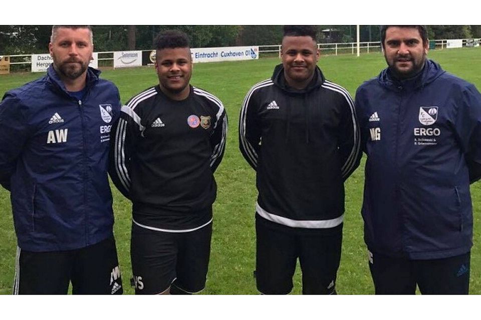 Eintrachts Co-Trainer Andree Wölm (links) mit Victor Santos De Olivera und Vinicius Santos De Olivera sowie Trainer Mentor Grapci (rechts). Foto Aktas/Facebook Eintracht Cuxhaven