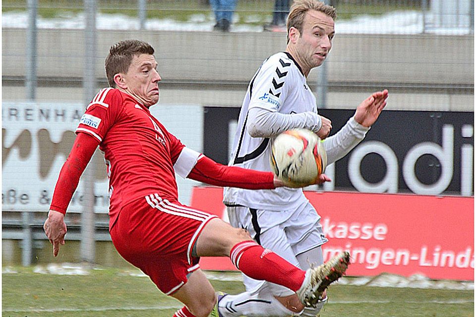 Memmingens Andreas Mayer (links) ist auf der Suche nach einem anderen Verein fündig geworden. Er wechselt zum Oberligisten SSV Reutlingen.  Archivfoto: Olaf Schulze