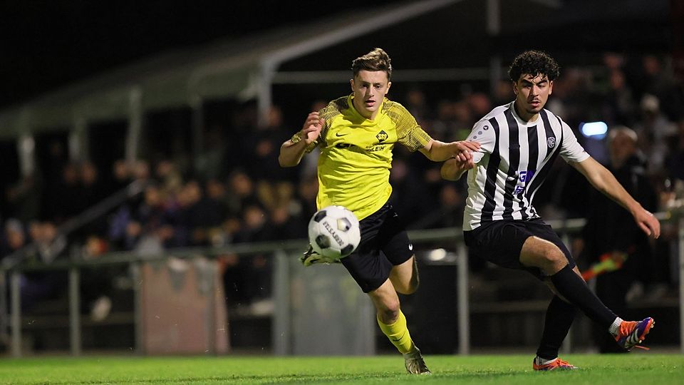 Voller Fokus auf den Ball: Jonas Bucht (links) von der SG Oberliederbach und Weilbachs Mohamed Abdellaoui jagen dem Leder hinterher.