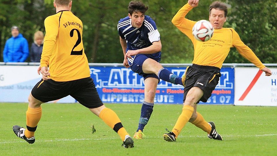 Florian Müller von der Spvgg. F.A.L. zieht ab, der Denkinger Clemens Frick kommt nicht mehr an den Ball. Das Spiel endete 2:1 für die Gäste aus Denkingen. Foto: Karl-Heinz Bodon