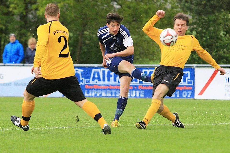 Florian Müller von der Spvgg. F.A.L. zieht ab, der Denkinger Clemens Frick kommt nicht mehr an den Ball. Das Spiel endete 2:1 für die Gäste aus Denkingen. Foto: Karl-Heinz Bodon