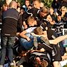 Fans und Spieler feierten den Aufstieg in die Landesliga.  Foto: Zeitler