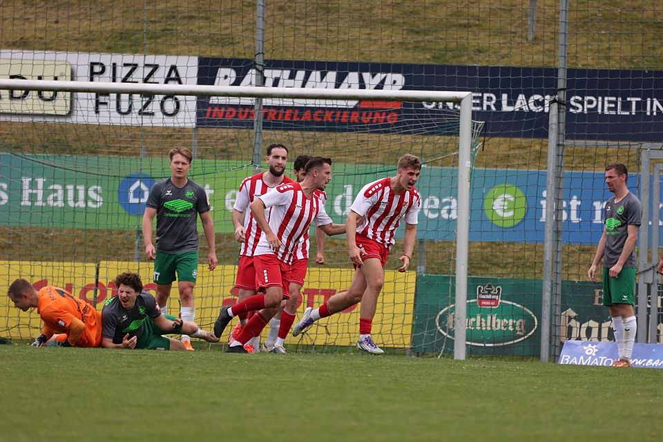 Der zwischenzeitliche TGM-Ausgleich zum 1:1. Matija Radonjic (2.v.re.) bejubelt seinen Kopfballtreffer.