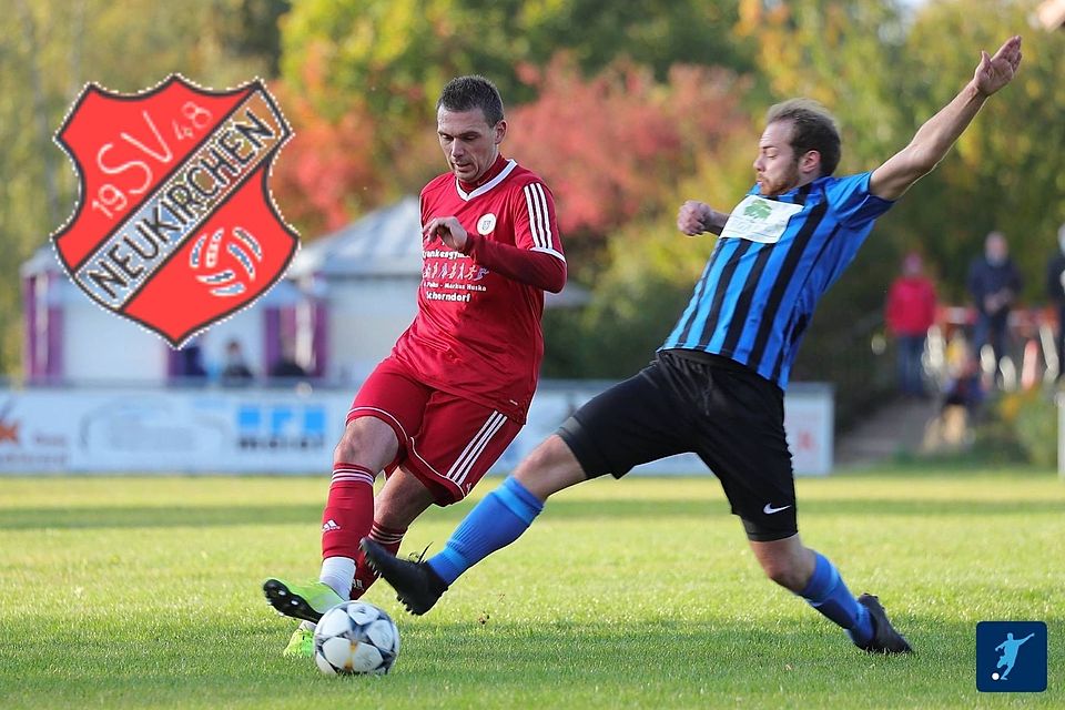 Thomas Seidl (in rot) wird erneut Spielertrainer beim SV Neukirchen-Steinburg.