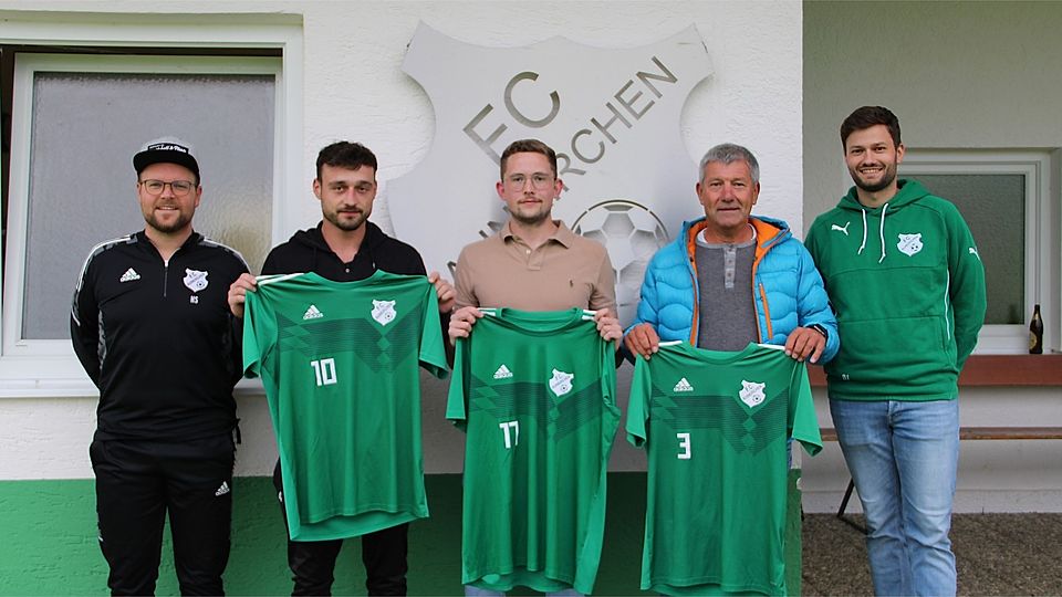 Freuen sich auf die Zusammenarbeit beim FC Aunkirchen: (v.l.) Sportlicher Leiter Heinrich Salatmeier, Dominik Bauer, Lukas Eder, Cheftrainer Reinhard Föckersperger und stellv. Sportlicher Leiter Johann Dobler