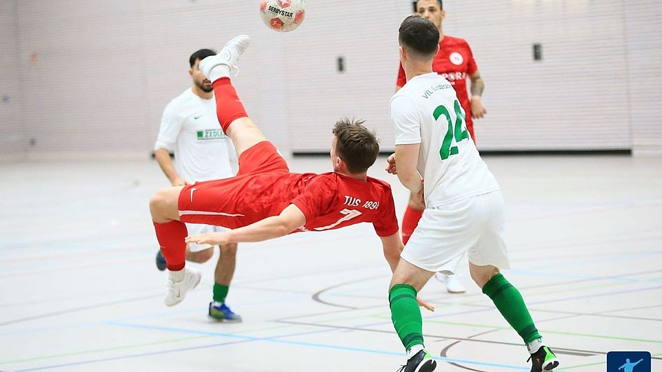 Akrobatoisch: Trotz dieser sehenswerten Fallrückziehereinlage verlor die TuS Neuhausen (in rot) das Endspiel gegen den Bezirksligisten VfL Gundersheim beim Schiri-Turnier der KSV Alzey-Worms.