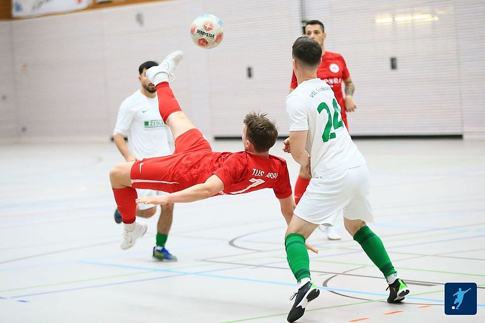 Akrobatoisch: Trotz dieser sehenswerten Fallrückziehereinlage verlor die TuS Neuhausen (in rot) das Endspiel gegen den Bezirksligisten VfL Gundersheim beim Schiri-Turnier der KSV Alzey-Worms.