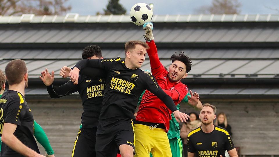 Testspiel SV Münsing - SV Bad Heilbrunn 2:2. Heilbrunns Torhüter Alihan Uzun klärt einen Eckball vor Sebastian Schönacher (Münsing). Foto: Rudi Stallein