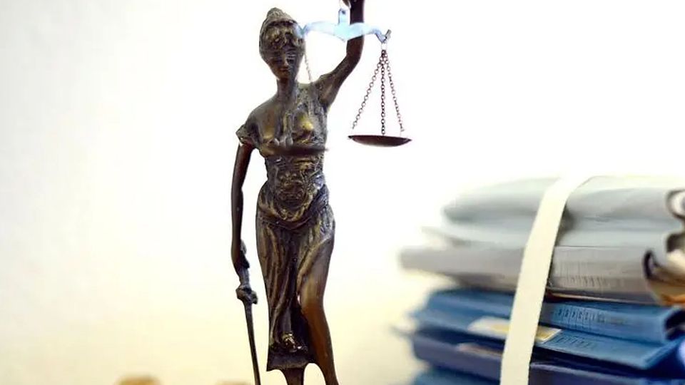 Vor dem Landgericht Frankfurt wurde jetzt über die Strafe für den früheren Nachwuchstrainer der TuS Hornau entschieden. Er soll mehrere seiner jungen Spieler missbraucht haben.
