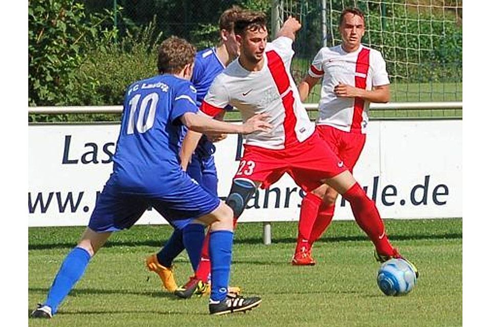Die Petersdorfer (rot-weiße Trikots) übersprangen bereits am Sonnabend die Hürde FC Lastrup (blaue Jerseys). Jürgen Schultjan