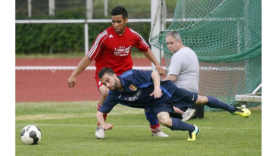 Sachsenhausens Pierre Kornegay beobachtet den Flug von Espanols Jürgen Roth. Foto: Ben