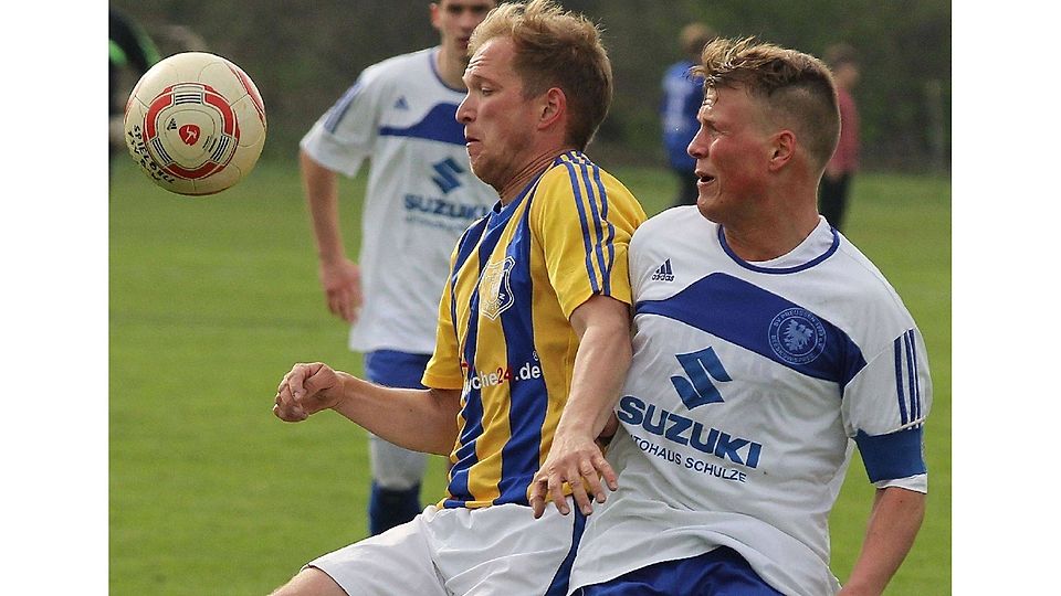 Aller Einsatz nützte nichts: David Lehmann (links) verlor mit Wriezen in der Nachspielzeit gegen den Birkenwerder BC. Beide Gegentreffer zum 1:2 fielen in der 93. Minute.  ©Udo Plate