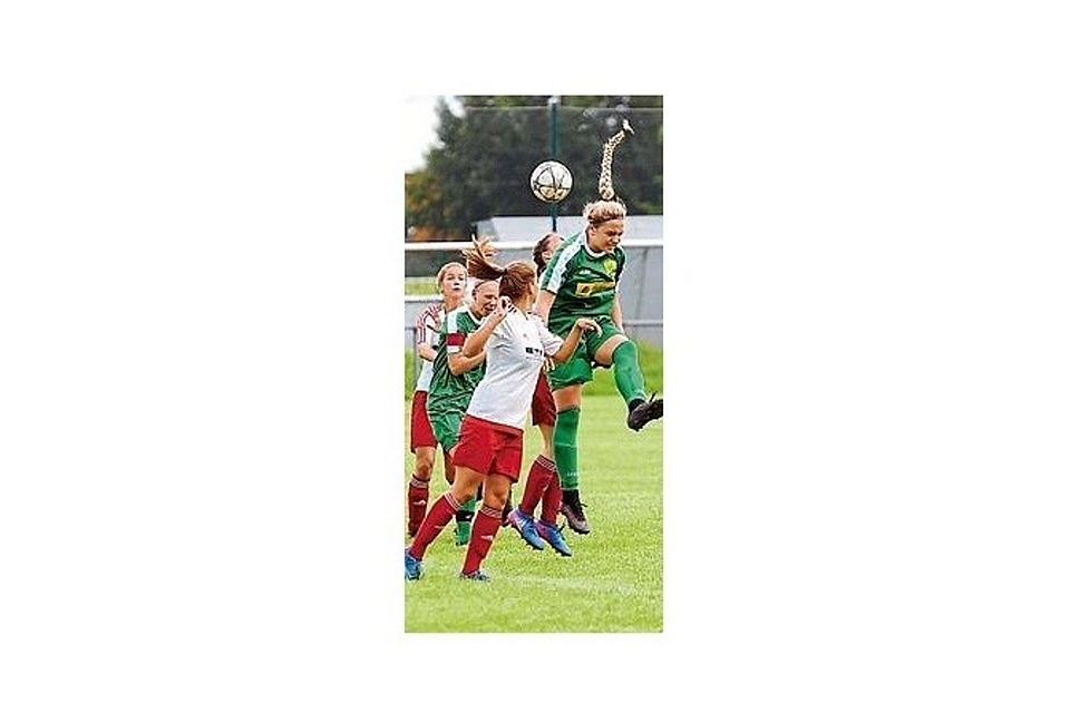 Kopfballstark: Abbehausens Fußballerinnen (in Grün) feierten im ersten Heimspiel einen verdienten Sieg gegen die  SG Timmel-Moormerland. Dennis Weiß