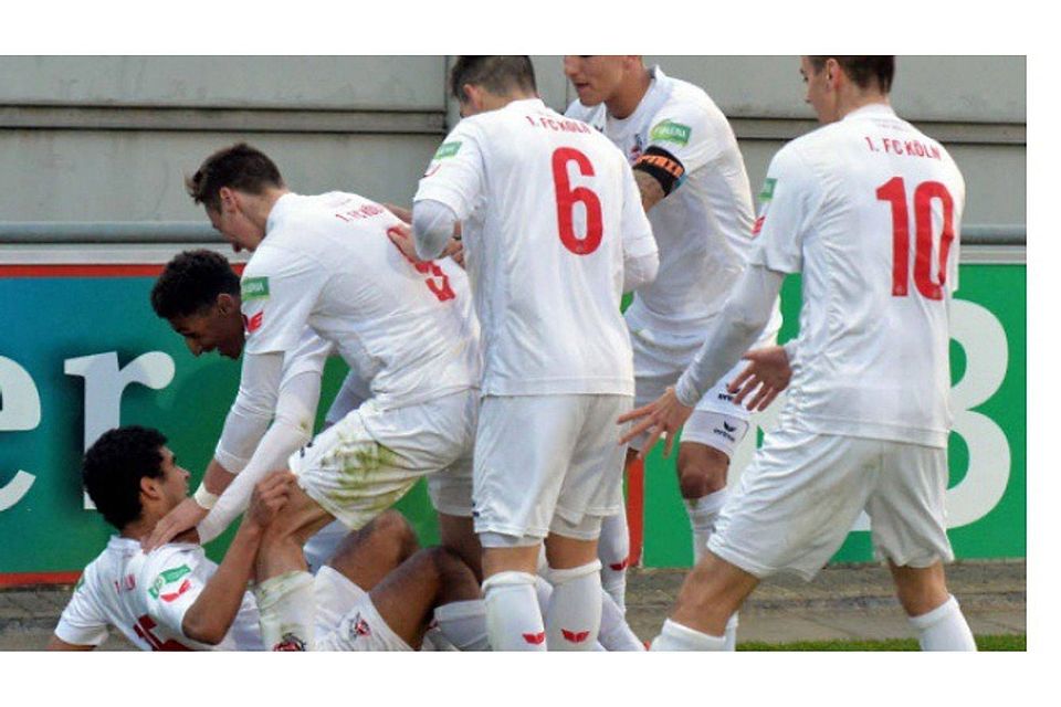 Überwältigende Gratulationen: FC-Torschütze Dario Bezerra Ehret hält es nicht auf den Beinen. Foto: Uli Herhaus